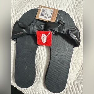 Havaianas Graphite Bow Flip Flops size 9/10